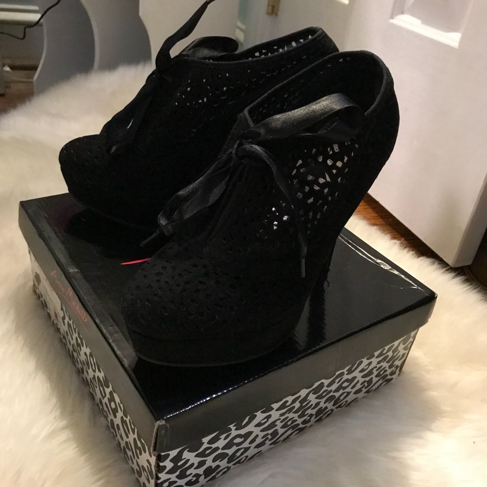 Black Suede Eyelet Booties 🖤🎀